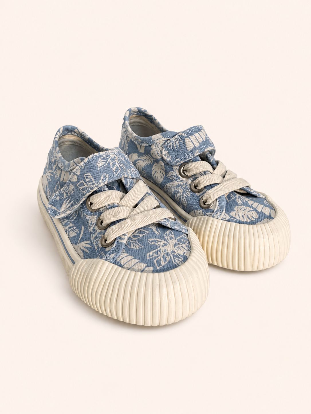 Zapatillas tela celeste con hojas
